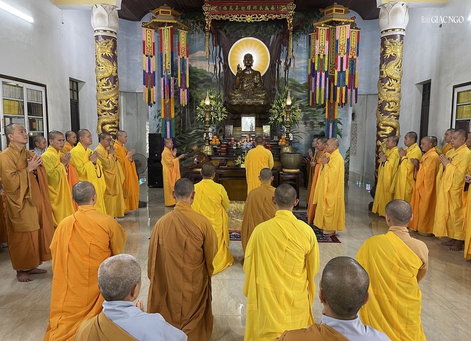 Lễ cúng ngọ tại chánh điện chùa Phật Học Quảng Trị