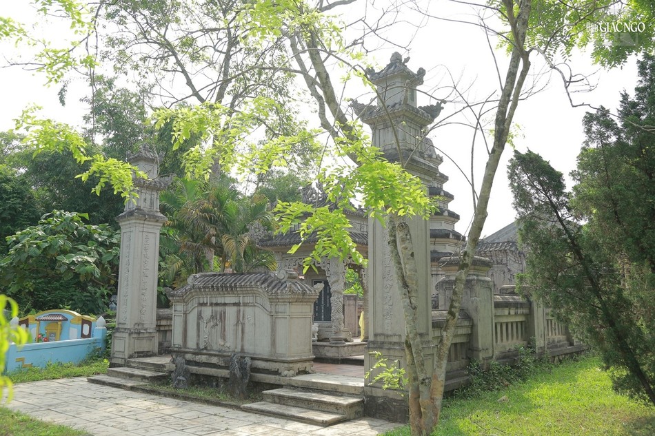 Bảo tháp của cố Hòa thượng Thích Chánh Trực được tôn trí trong khuôn viên tổ đình Kim Tiên