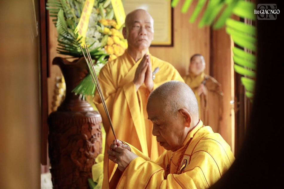 Trưởng lão Hòa thượng Thích Đức Thanh niêm hương tưởng niệm