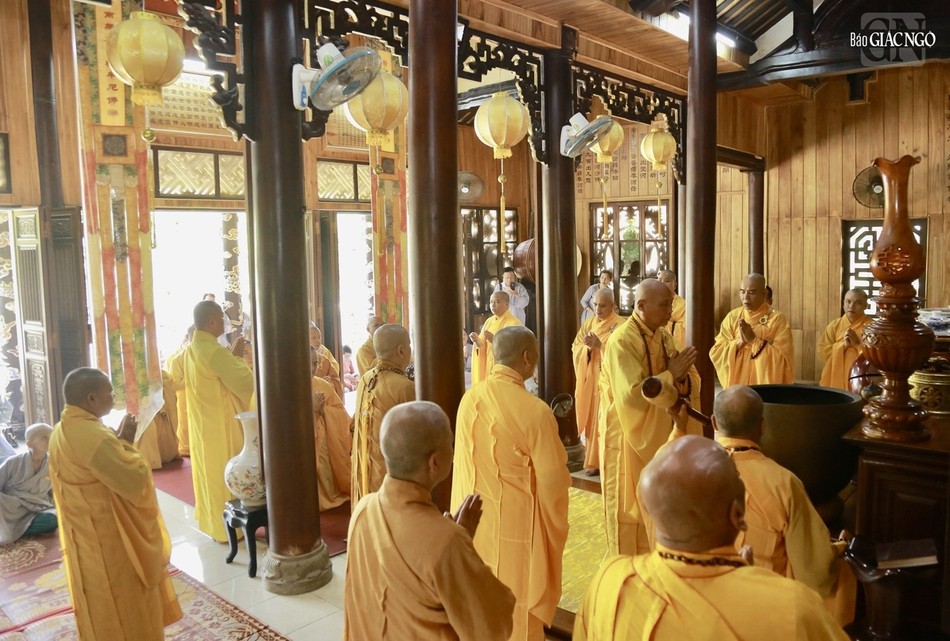 Hòa thượng Thích Phước Minh cử hành lễ cúng ngọ theo nghi thức thiền môn xứ Huế