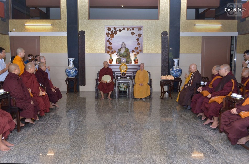 Quang cảnh buổi thăm tại chùa Huê Nghiêm Quang cảnh buổi thăm tại chùa Huê Nghiêm