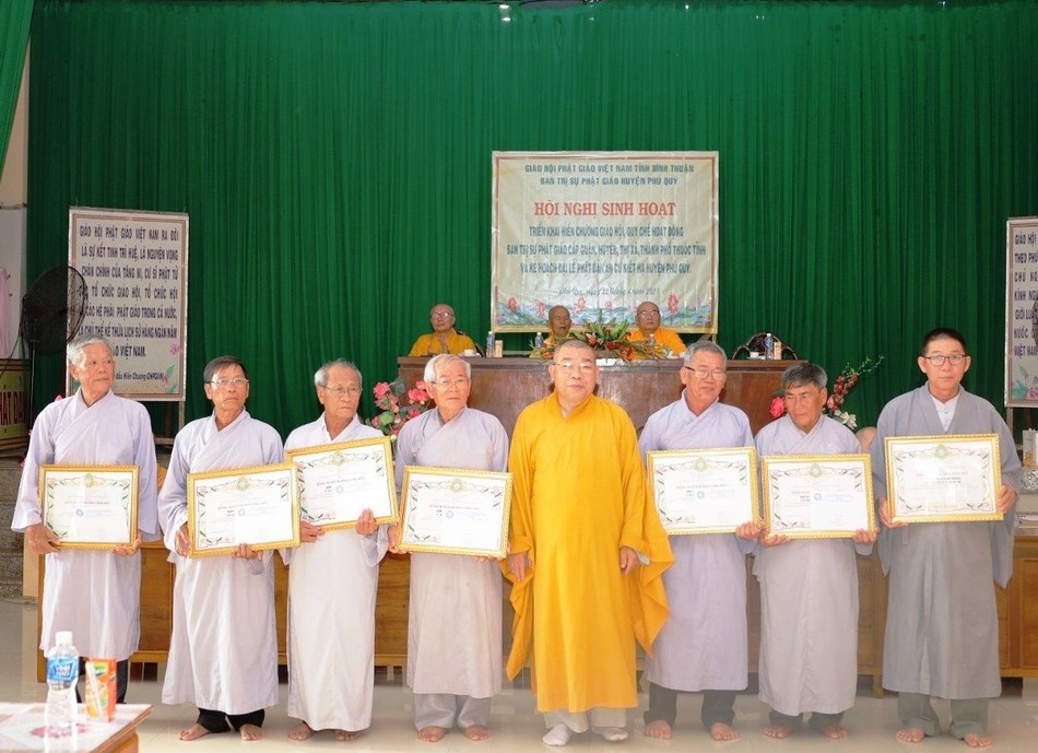 Trao Bằng Tuyên dương công đức