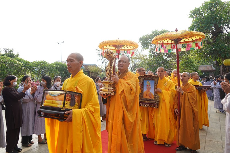 Cung thỉnh lư hương, long vị, y bát, di ảnh cố Thượng tọa rời Giác linh đường Cung thỉnh lư hương, long vị, y bát, di ảnh cố Thượng tọa rời Giác linh đường