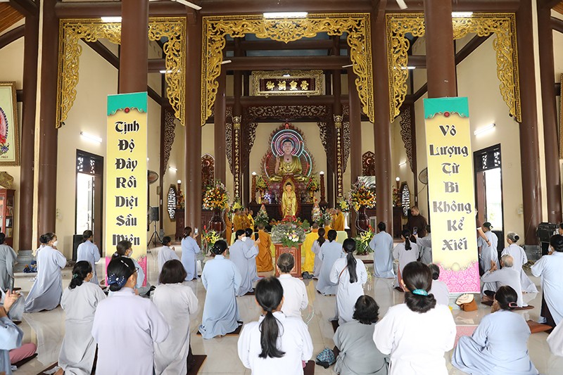 Khóa lễ cầu nguyện tại chánh điện chùa Đạo Nguyên