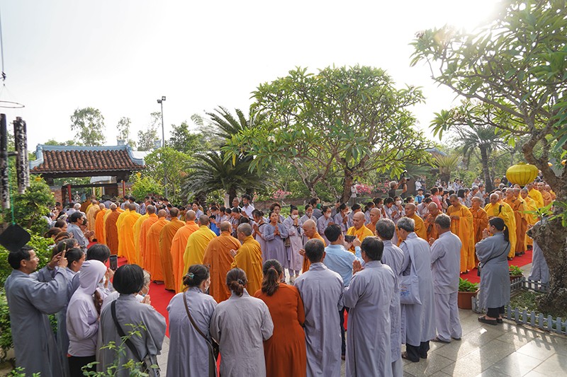 Đông đảo chư tôn đức Tăng Ni cùng các Phật tử đã đến hộ niệm và tiễn đưa Đông đảo chư tôn đức Tăng Ni cùng các Phật tử đã đến hộ niệm và tiễn đưa