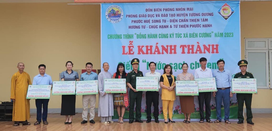 Trao bảng tượng trưng bàn giao công trình giếng khoan &quot;Nước sạch cho em&quot; tại các điểm trường