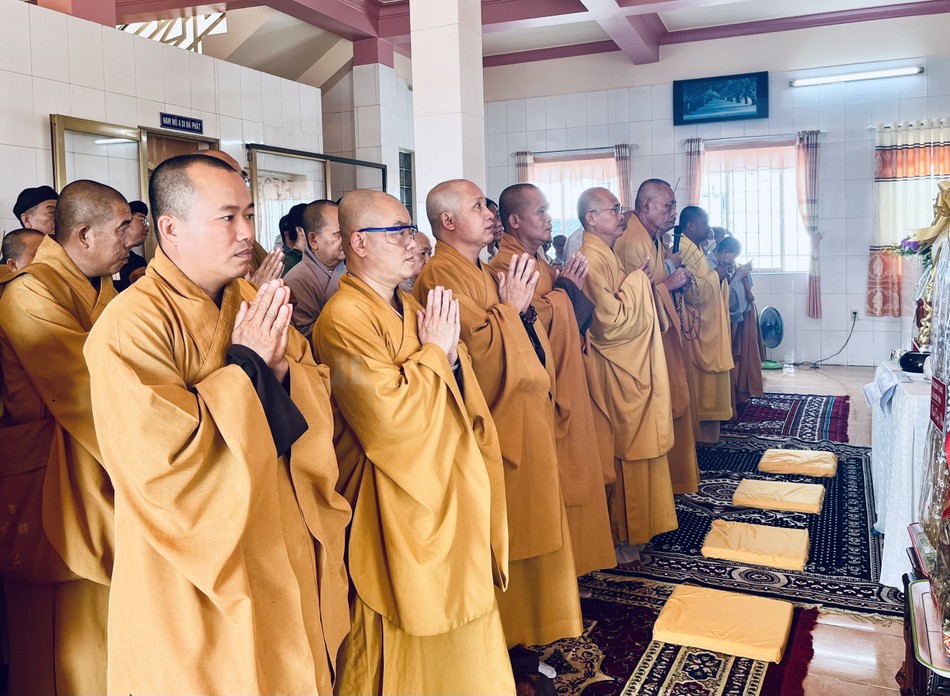 Chư tôn đức thắp hương cầu nguyện Chư tôn đức thắp hương cầu nguyện