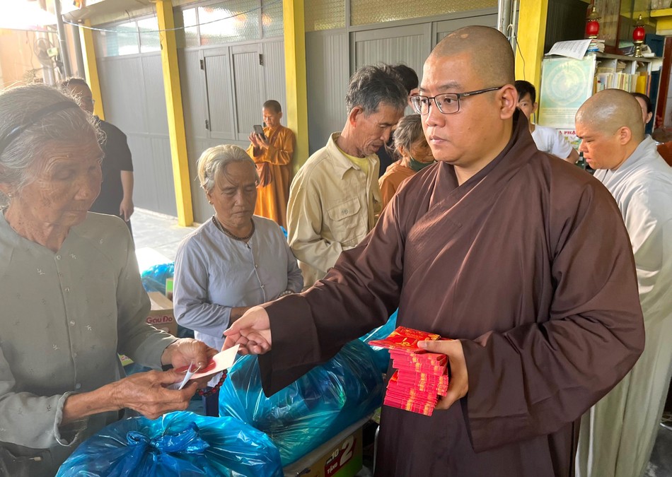 Trao quà đến bà con có hoàn cảnh khó khăn Trao quà đến bà con có hoàn cảnh khó khăn