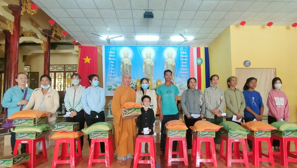 Đại đức Thích Tâm Trí tận tay trao quà đến người dân Đại đức Thích Tâm Trí tận tay trao quà đến người dân