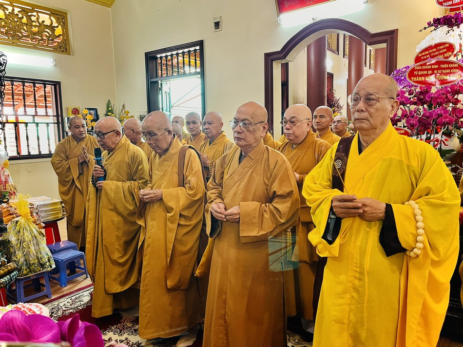 Chư tôn giáo phẩm thắp hương tưởng niệm Chư tôn giáo phẩm thắp hương tưởng niệm