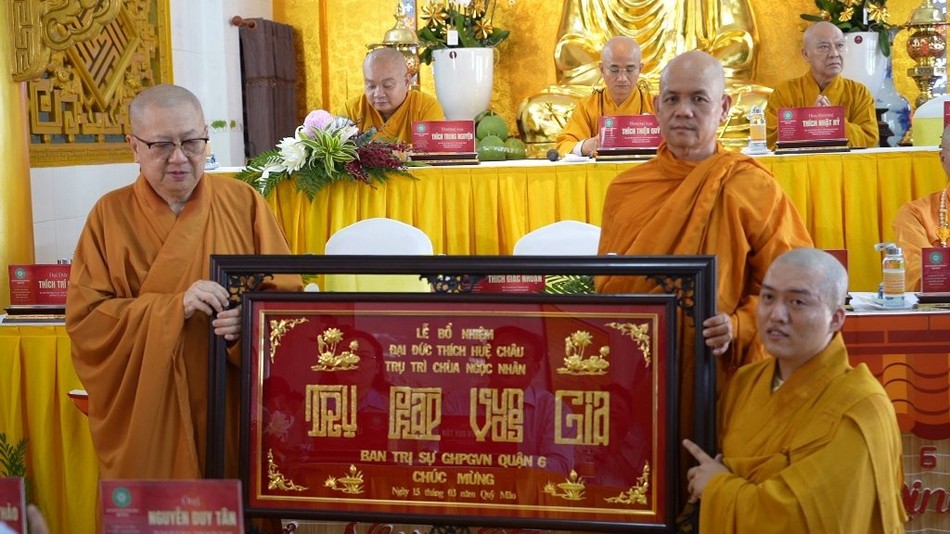 Ban Trị sự GHPGVN Q.6 tặng quà chúc mừng Ban Trị sự GHPGVN Q.6 tặng quà chúc mừng