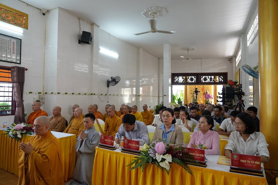 Đại đức Thích Huệ Châu dâng lời phát nguyện Đại đức Thích Huệ Châu dâng lời phát nguyện