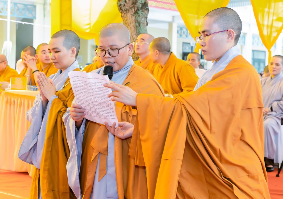 Sư cô Thích nữ Nhuận Quân dâng lời phát nguyện Sư cô Thích nữ Nhuận Quân dâng lời phát nguyện