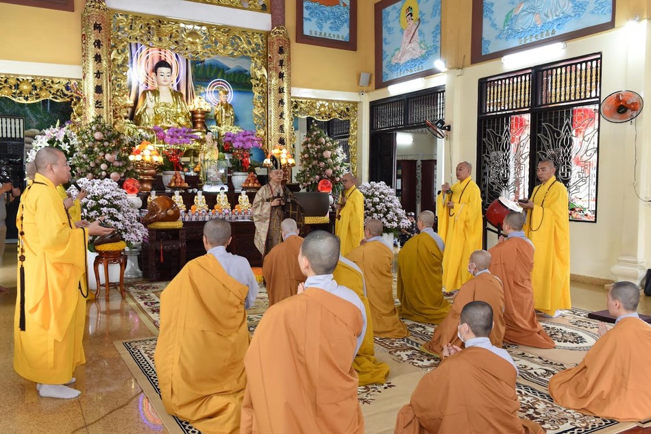 Ban Kinh sư thực hiện nghi thức cúng ngọ Ban Kinh sư thực hiện nghi thức cúng ngọ