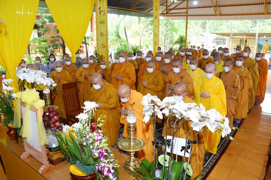 Chư tôn giáo phẩm thắp hương tưởng niệm Chư tôn giáo phẩm thắp hương tưởng niệm