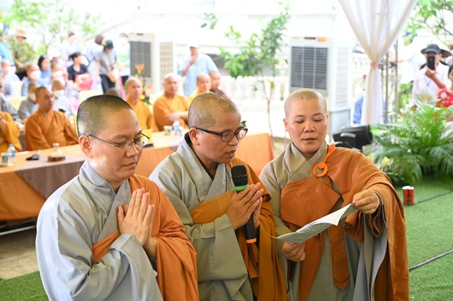 Sư cô Thích nữ Tịnh Nguyện dâng lời phát nguyện