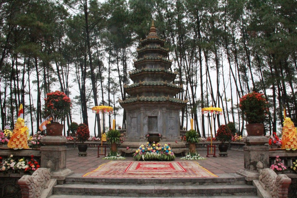 Bảo tháp Đại lão Hòa thượng Thích Đôn Hậu trong khuôn viên ngôi Quốc tự Thiên Mụ Bảo tháp Đại lão Hòa thượng Thích Đôn Hậu trong khuôn viên ngôi Quốc tự Thiên Mụ