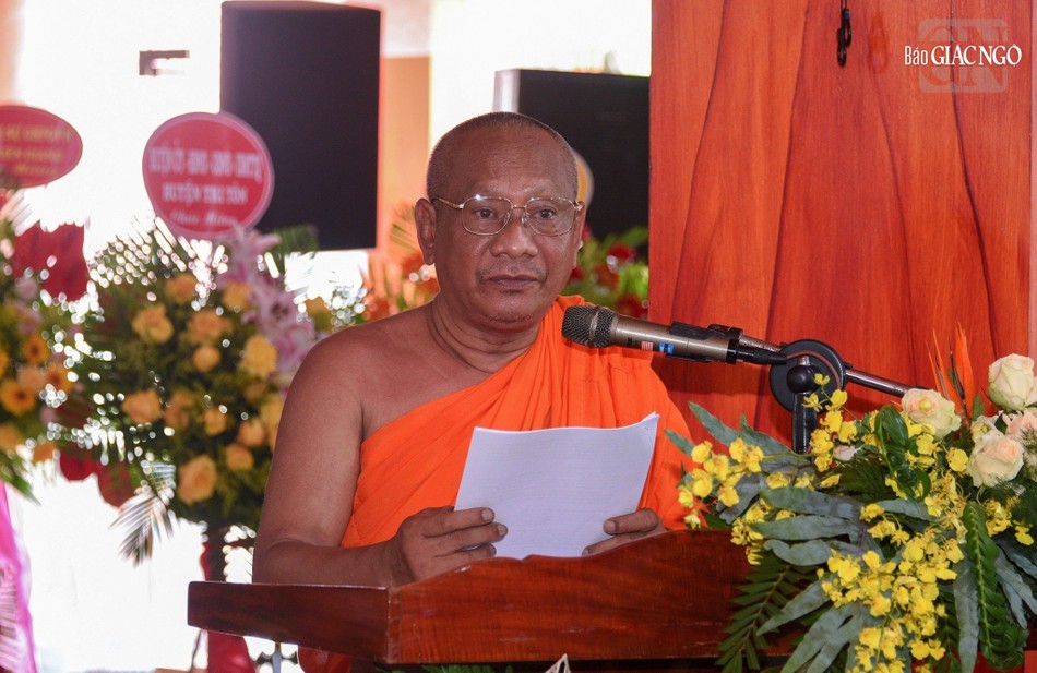 Hòa thượng Danh Lung trình bày báo cáo Hòa thượng Danh Lung trình bày báo cáo