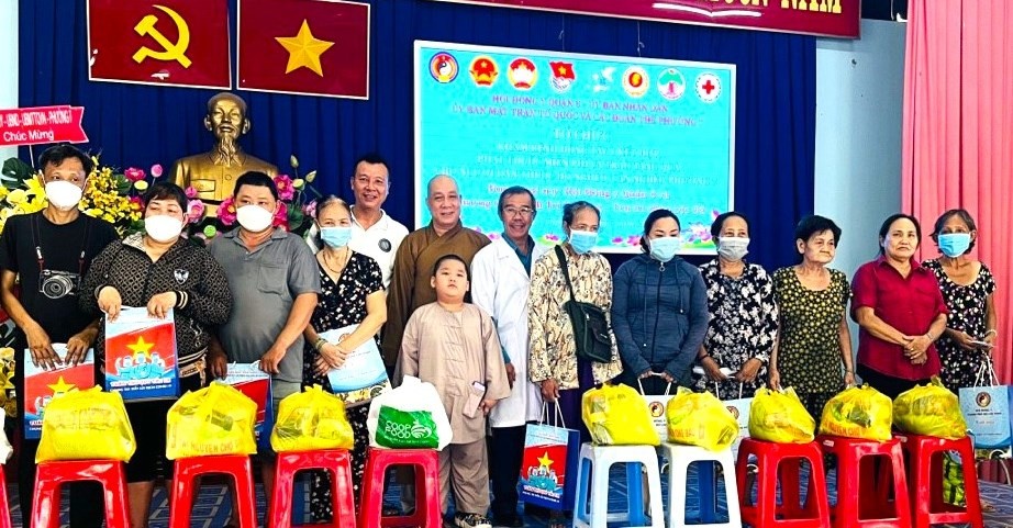 Trao quà đến người nghèo trên địa bàn P.7, Q.8, TP.HCM Trao quà đến người nghèo trên địa bàn P.7, Q.8, TP.HCM