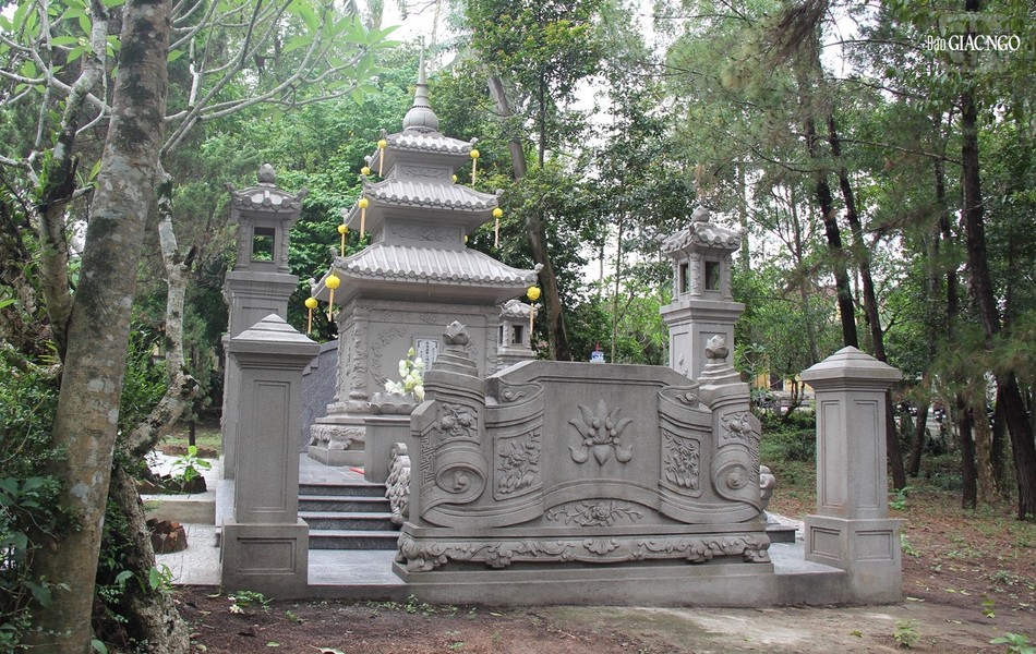 Bảo tháp cố Ni trưởng Thích nữ Chơn Hiền trong khuôn viên chùa Diệu Viên Bảo tháp cố Ni trưởng Thích nữ Chơn Hiền trong khuôn viên chùa Diệu Viên