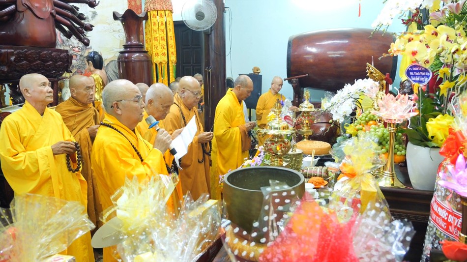 Chư tôn đức thắp hương cầu nguyện