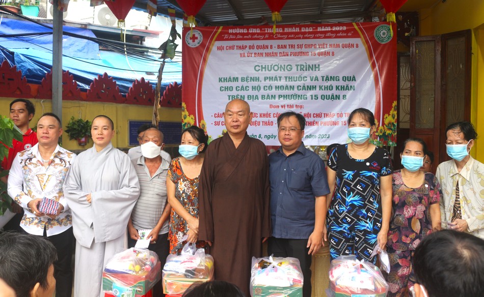 Trao quà đến các hộ khó khăn