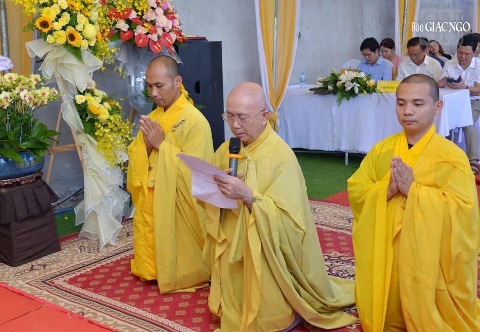 Hòa thượng Thích Hoằng Tri cùng môn hạ đệ tử dâng lời phát nguyện