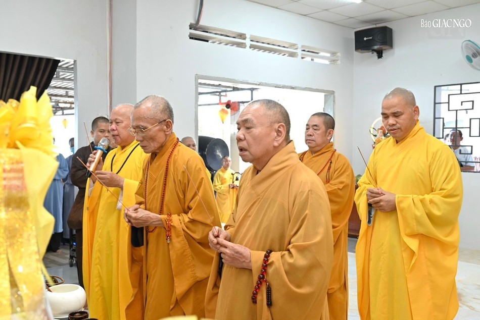 Chư tôn giáo phẩm thắp hương tưởng niệm Ni trưởng Thích nữ Chơn Hảo