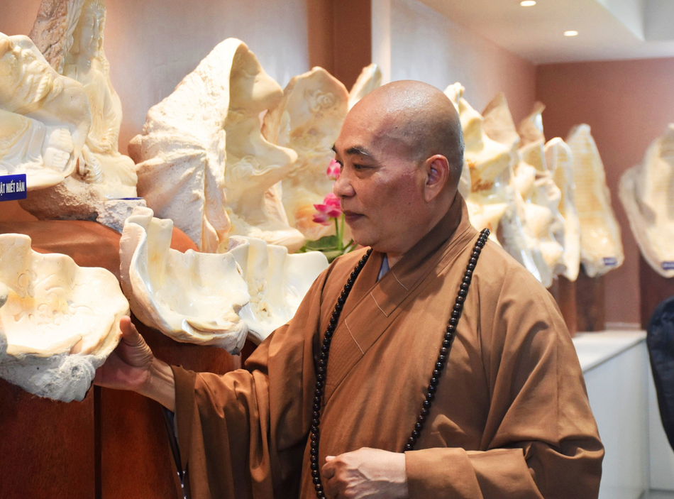 Bộ sưu tập tượng Phật trên vỏ ốc được Thượng tọa Thích Thường Tín mang về trưng bày tại thư viện của chùa Bộ sưu tập tượng Phật trên vỏ ốc được Thượng tọa Thích Thường Tín mang về trưng bày tại thư viện của chùa