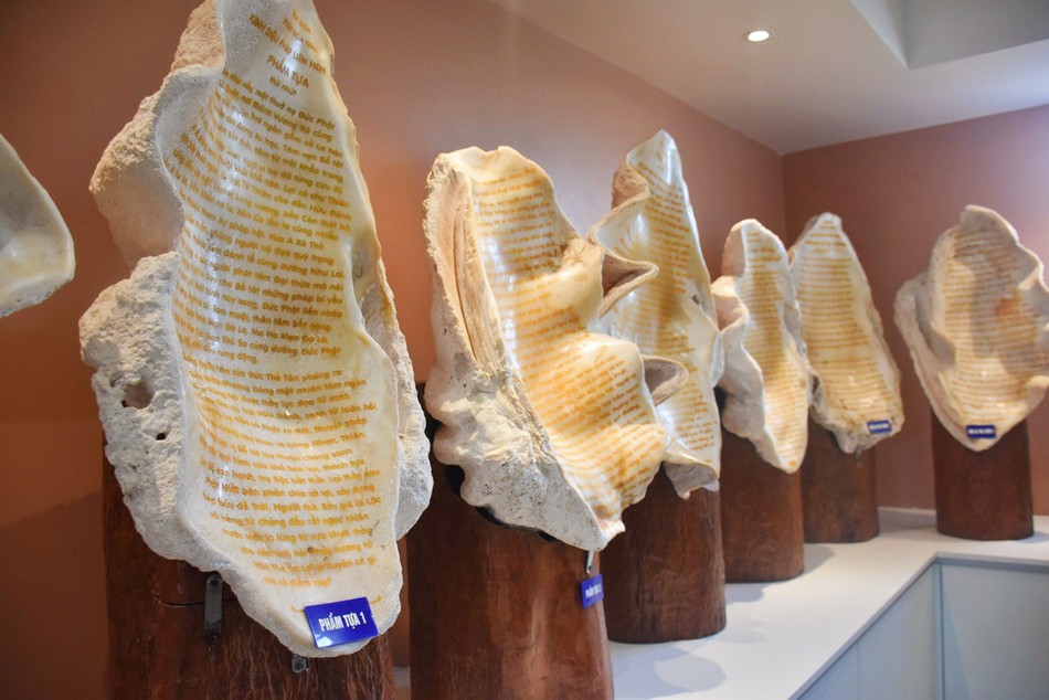 Bộ kinh Bổn môn Pháp hoa được điêu khắc đầy đủ, chi tiết trên các vỏ ốc Bộ kinh Bổn môn Pháp hoa được điêu khắc đầy đủ, chi tiết trên các vỏ ốc