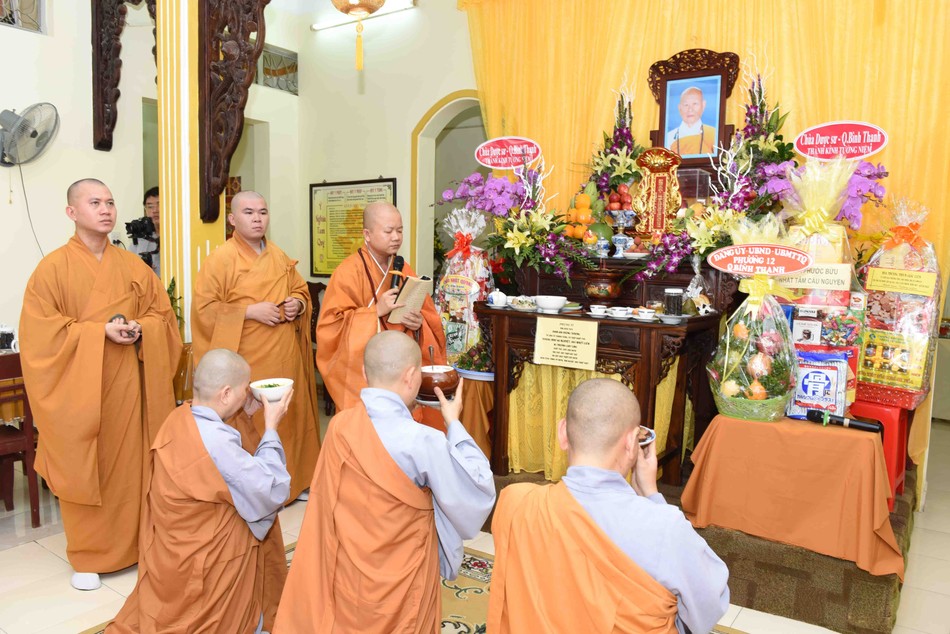 Môn đồ pháp quyến dâng phạn thực cúng dường Môn đồ pháp quyến dâng phạn thực cúng dường