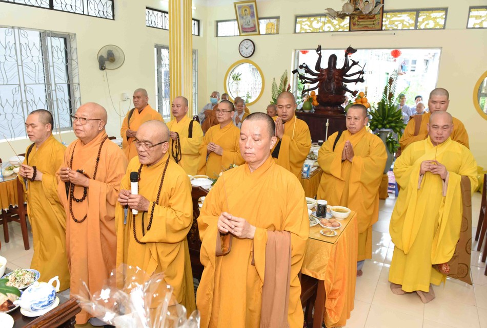 Chư tôn đức thắp hương tưởng niệm Chư tôn đức thắp hương tưởng niệm