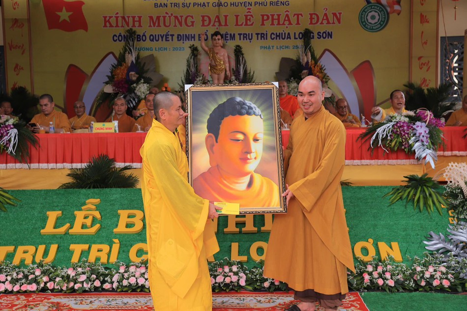 Tặng quà chúc mừng đến Đại đức tân trụ trì chùa Long Sơn Tặng quà chúc mừng đến Đại đức tân trụ trì chùa Long Sơn