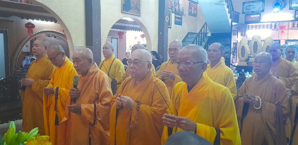 Chư tôn giáo phẩm thắp hương cầu nguyện Chư tôn giáo phẩm thắp hương cầu nguyện