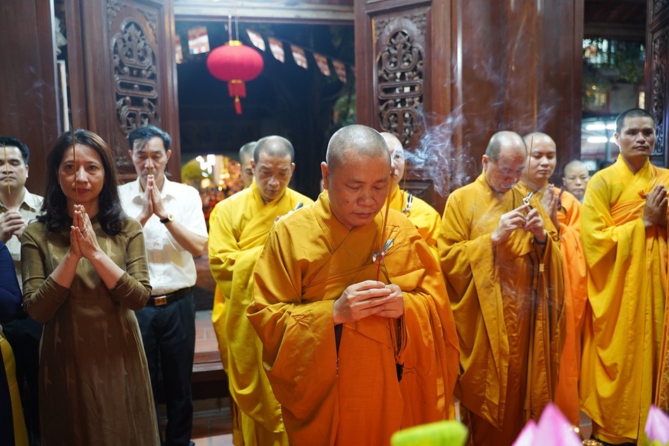 Niêm hương bạch Phật