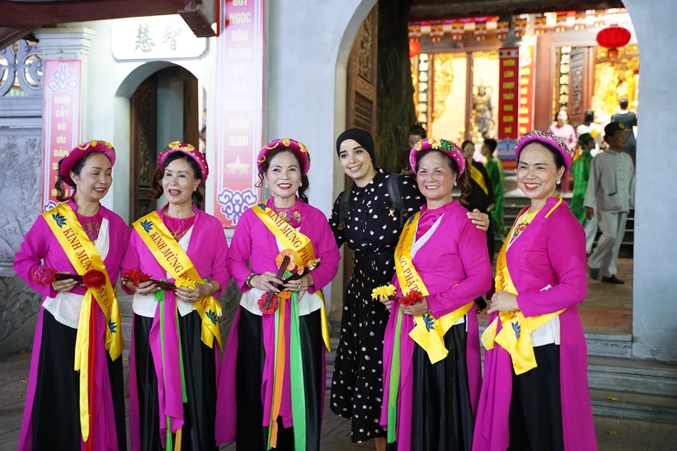 Buổi lễ rước Phật thu hút rất nhiều du khách quốc tế