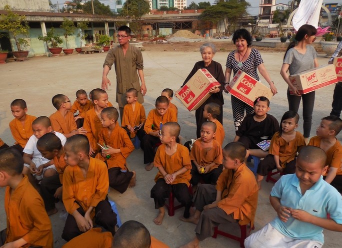 Cố nghệ sĩ Út Bạch Lan trong một chuyến thăm, tặng quà đến các em mồ côi tại chùa Từ Hạnh (TP.HCM) - Ảnh: Thanh Hiệp Cố nghệ sĩ Út Bạch Lan trong một chuyến thăm, tặng quà đến các em mồ côi tại chùa Từ Hạnh (TP.HCM) - Ảnh: Thanh Hiệp