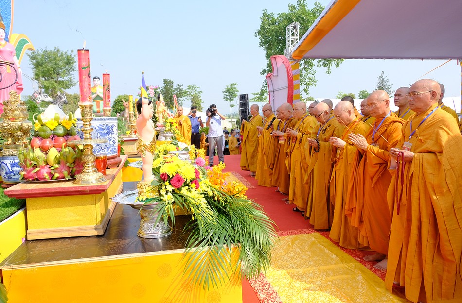 Chư tôn giáo phẩm dâng hương