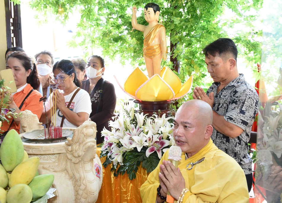 Đại đức Thích Thiện Tài tác bạch cúng dường