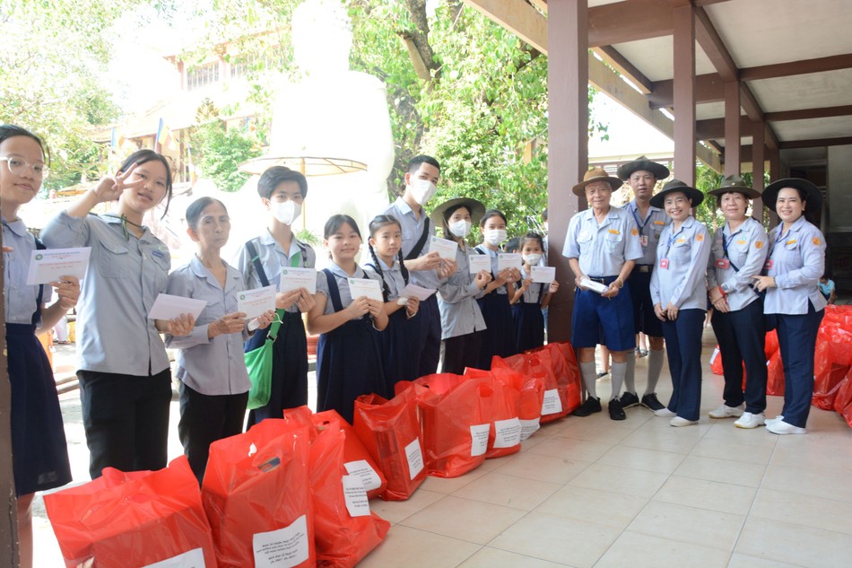 Những phần quà nhỏ nhân mùa Phật đản sẽ đem lại niềm vui cho các em cùng gia đình Những phần quà nhỏ nhân mùa Phật đản sẽ đem lại niềm vui cho các em cùng gia đình