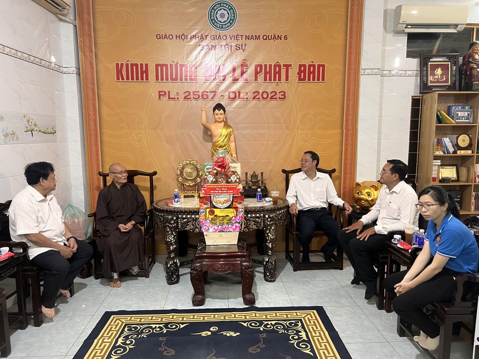 Đoàn UBMTTQVN TP.HCM tặng quà chúc mừng Phật đản đến Ban Trị sự GHPGVN Q.6 Đoàn UBMTTQVN TP.HCM tặng quà chúc mừng Phật đản đến Ban Trị sự GHPGVN Q.6