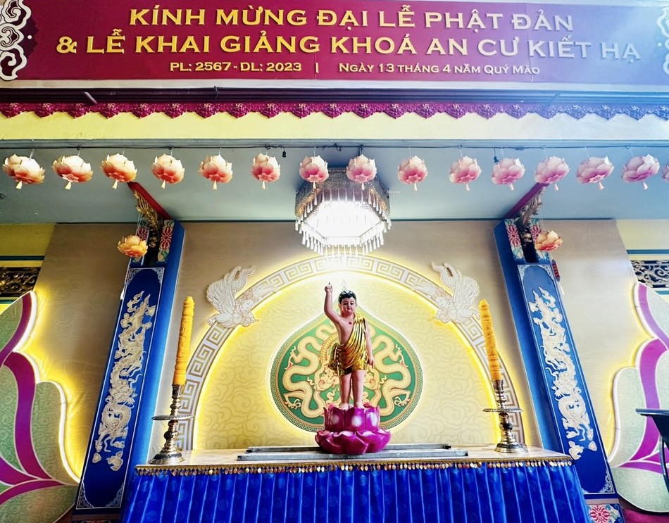 Lễ đài chính của Phật giáo Q.6 đang được thiết trí tại chùa Tuyền Lâm Lễ đài chính của Phật giáo Q.6 đang được thiết trí tại chùa Tuyền Lâm
