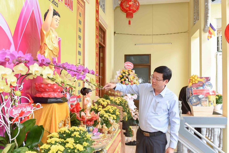 Ông Vũ Ngọc Tuất, Bí thư Quận ủy Bình Thạnh thực hiện nghi thức Tắm Phật Ông Vũ Ngọc Tuất, Bí thư Quận ủy Bình Thạnh thực hiện nghi thức Tắm Phật