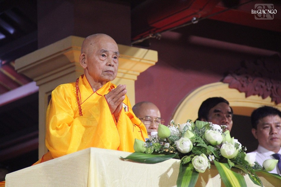 Trưởng lão Hòa thượng Thích Đức Thanh tuyên bố thắp sáng 7 hoa sen báo hiệu mùa Phật đản đã về