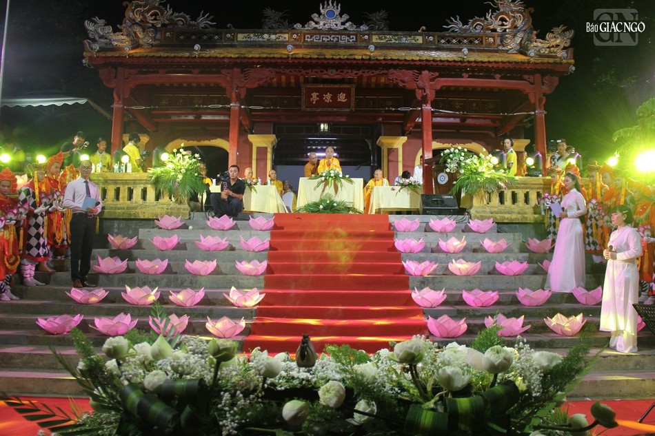 Lễ thắp sáng 7 đóa hoa sen tại bến Nghinh Lương Đình