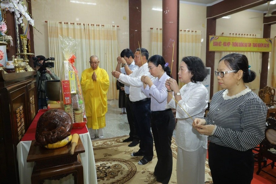 Phái đoàn thắp hương, lễ Phật