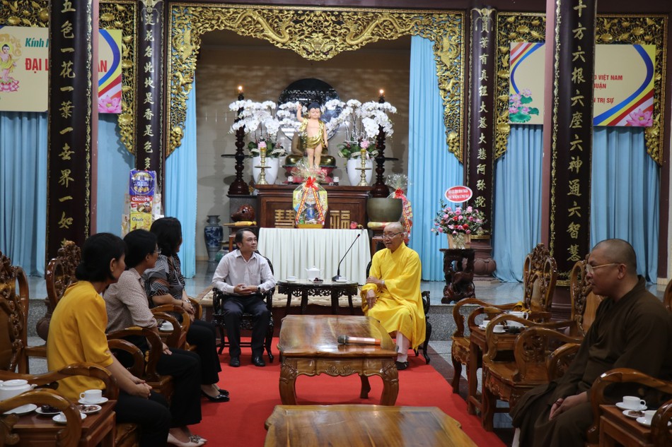 Hòa thượng Thích Minh Nhận cùng chư Tăng đón tiếp đoàn lãnh đạo TP.Phan Thiết