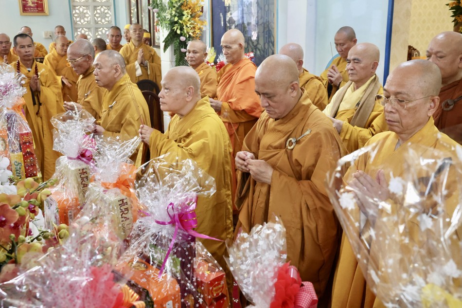 Chư tôn giáo phẩm thắp hương cầu nguyện