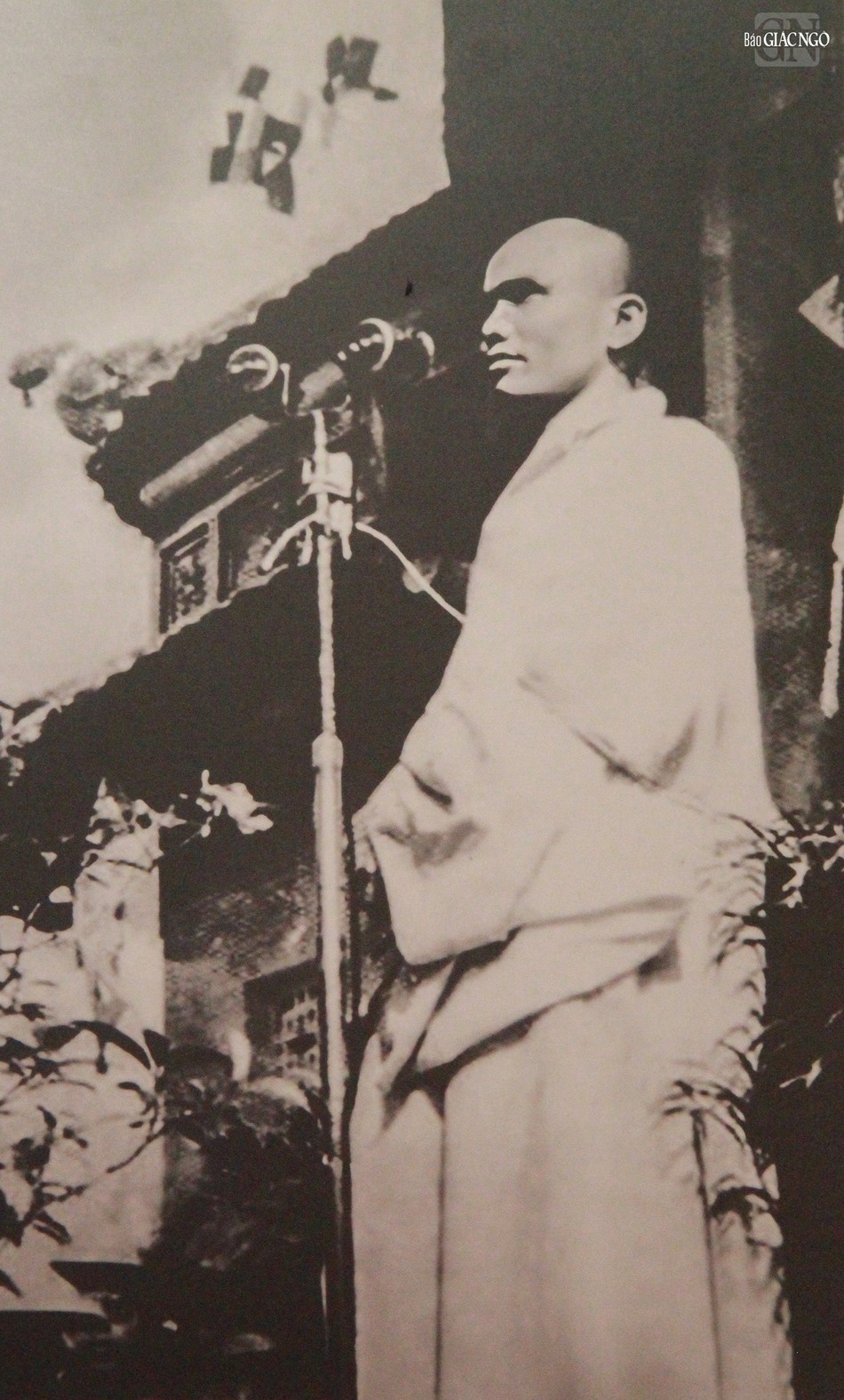 Đại lão Hòa thượng Thích Trí Quang phát biểu tại chùa Từ Đàm năm 1963