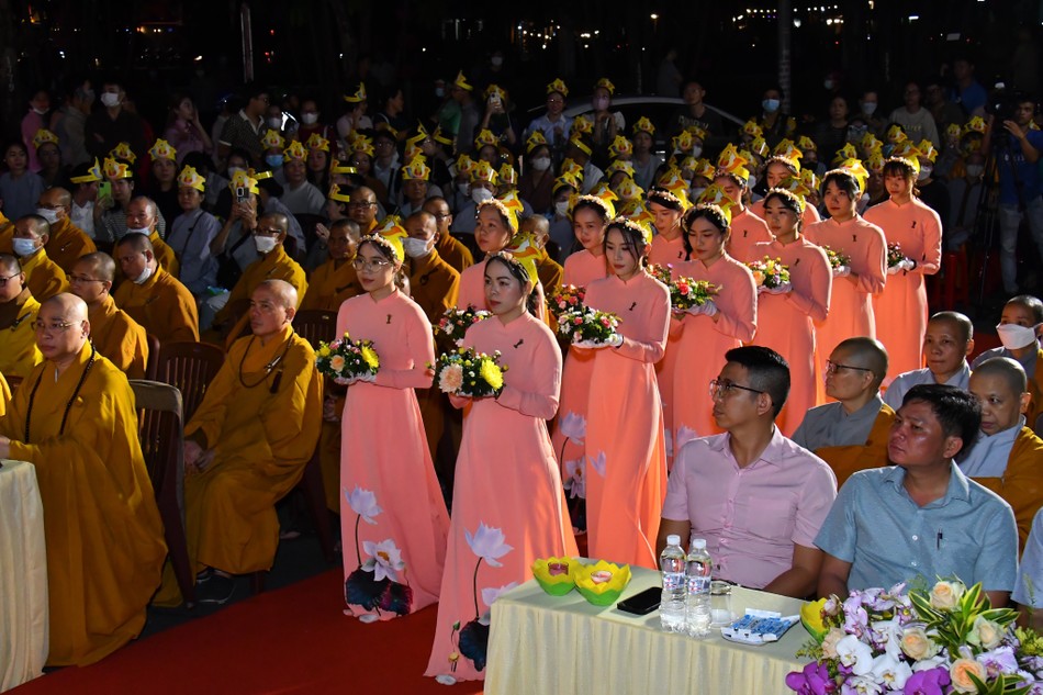 Dâng hoa kính mừng Khánh đản